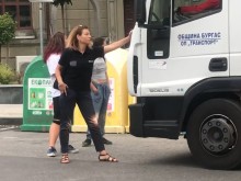 Дама застана като жив щит пред "паяк" и сътвори голям панаир! Вижте го с очите си!