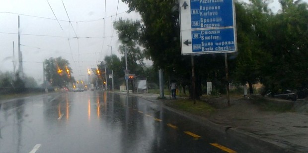 Паднали дървета, неработещи светофари и много силен дъжд затрудняват движението