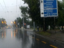 Паднали дървета и неработещи светофари затрудняват движението в Пловдив