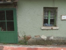Подсъдим за убийство тормози цяло село, докато е под домашен арест