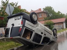 Кола се обърна по таван след зрелищна катастрофа в дъжда