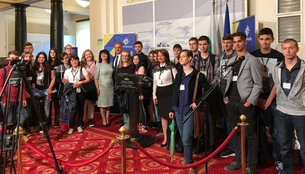 Председателят на парламента Цвета Караянчева приветства в Народното събрание ученици