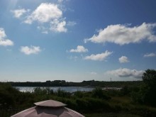 Нищо общо! Плажовете по морето пълни, слънце и синьо небе радват туристите