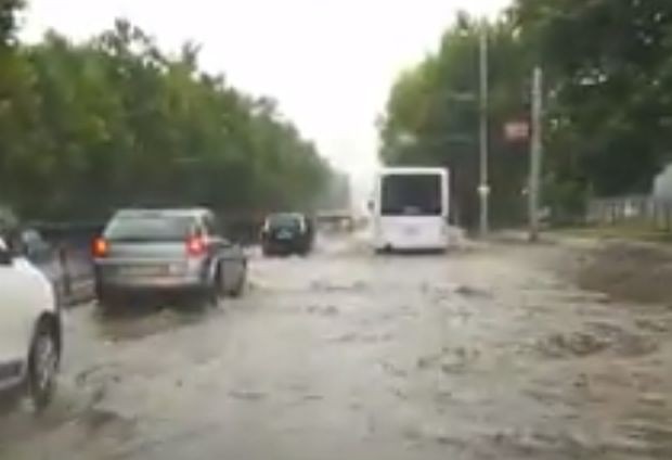 Много улици и булеварди в Пловдив са под вода Социалната