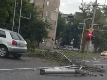 Младата шофьорка, която самокатастрофира на бул. "България", е с контузия на мозъка