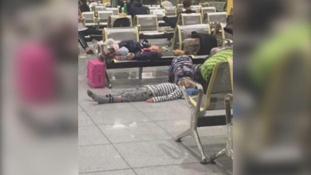 Над 160 пътници стояха блокирани цяла нощ на летище Варна Пасажерите
