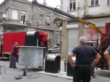 Вижте как изпразват подземните кофи за смет