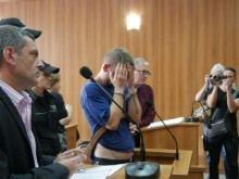 Избягалият арестант с белезници в съда