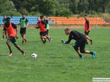 Локо тренира в Самоков, слънчево време зарадва играчи и треньори