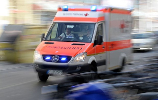 Туристически автобус се удари снощи с линейка в Северна Германия.