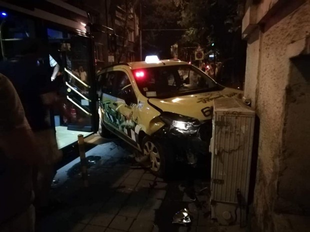 Varna24.bg 19-годишна шофьорка от Варна забърка тежка катастрофа с такси
