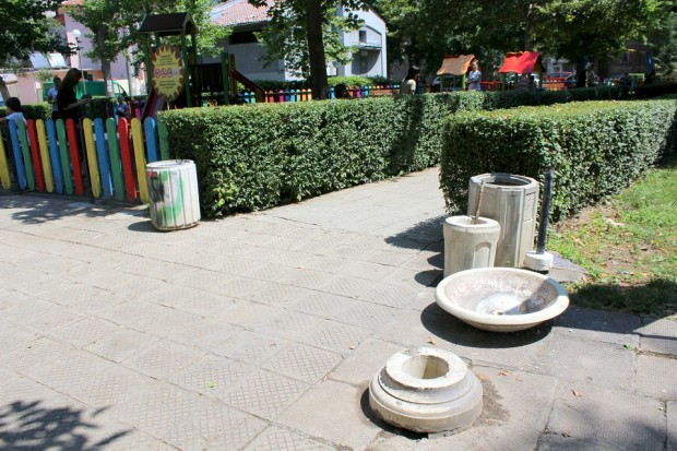 Вандали потрошиха чешмичката в градинката на площад Антон Чехов“, любимо