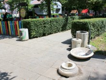 Изтръгнаха заедно с тръбата чешмичката на пл. "Антон Чехов" в Пловдив