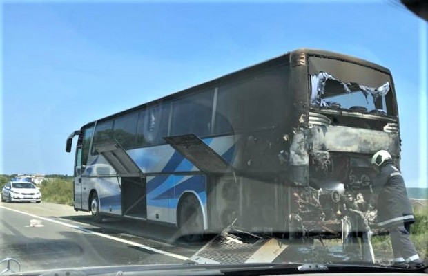Автобус избухна в пламъци на пътя Бургас – Поморие малко