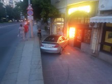 Отново автомобил прелетя през тротоар и се приземи пред магазини в центъра на Пловдив