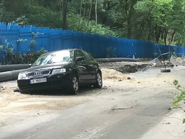 Varna24.bg Кола потъна в необезопасен изкоп до оградата на Морско