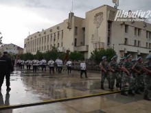 Вижте впечатляващото шествие на военните в дъжда
