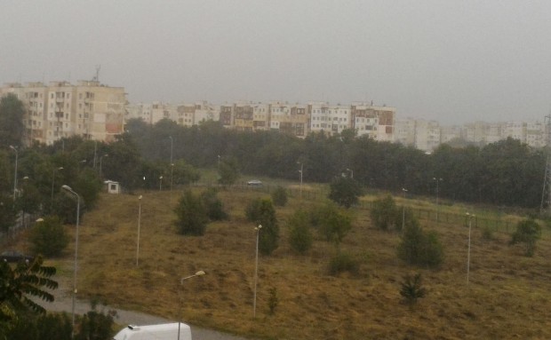 Пороен дъжд се сипе над Пловдив съобщават читатели на Plovdiv24 bg  През
