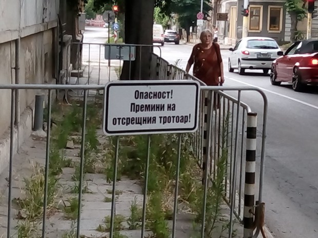 Varna24 bg От началото на 2017 г преграден тротоар по ул