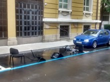 Няма такава наглост! Ето как се пазят паркоместа пред сграда на НАП