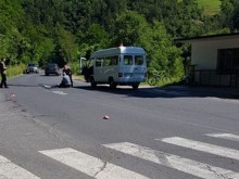 Бус блъсна млада жена, в Пловдив се борят за живота й