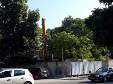 Тежка техника влезе в галерията на "Гладстон"