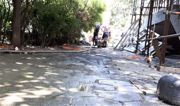 Burgas24 bg установи че става въпрос за спукана тръба Според строителните
