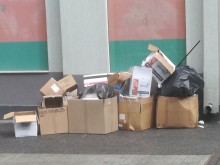 Читател пита защо ресторант на Главната събира боклука си до кофите за смет