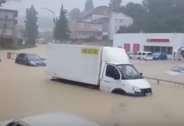 Улиците на Сочи са наводнени заради силен дъжд съобщават местни
