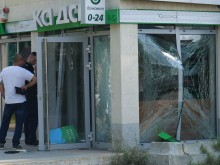 Между 60 000 и 100 000 са задигнати от взривения банкомат