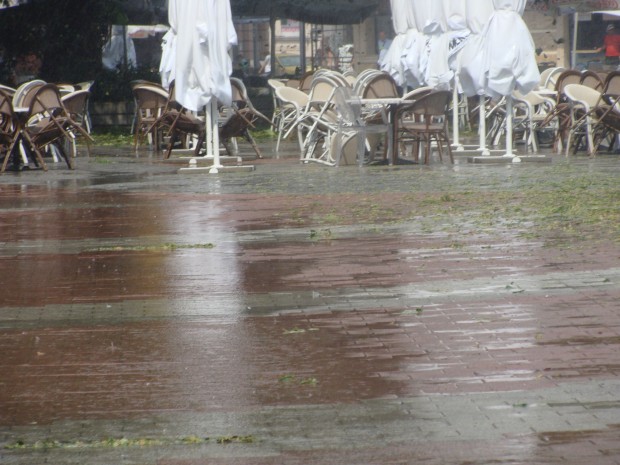 Капризите на лятото продължават с пълна сила Нова порция дъжд