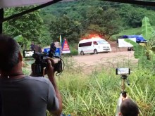 Спасители изведоха първите шест момчета от пещерата