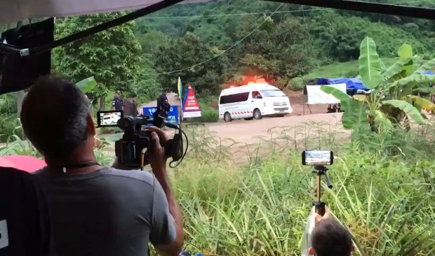 Спасители изведоха първите шест момчета от групата блокирана в пещера в Тайланд предадоха