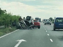 Кола се обърна по таван край Каблешково