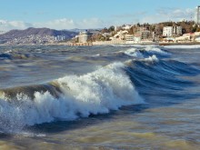 Руснаците забраниха къпането в Черно море заради студена вода
