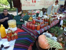 Жените на Куртово Конаре гощават с пълнена капия, хляб и супа