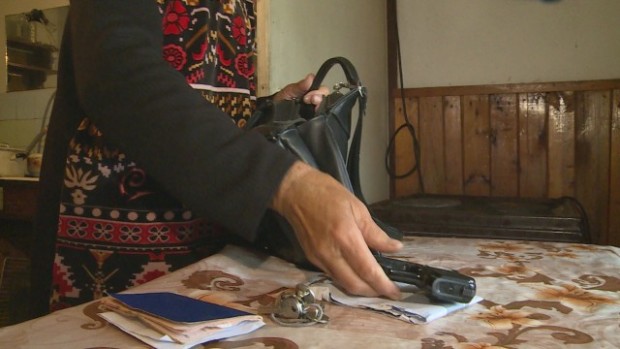 bTV
72-годишната Иванка от Световрачене първа вижда крадците, които обраха пенсиите
