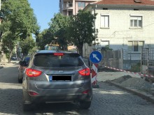 Мижав ремонт парализира движението в центъра вече повече от месец