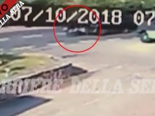 Камера показа ужасяващата катастрофа, при която Джордж Клуни изхвърча на метри от мотора си