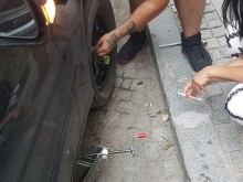 Шофьорка спука гума в Пловдив: Помогнаха й сирийци, докато останалите я псуват!