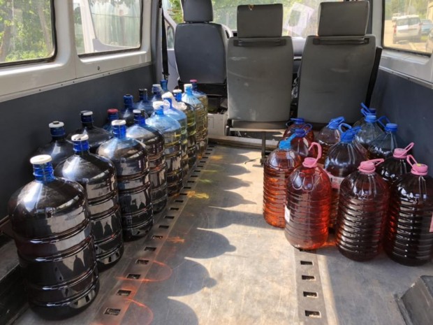 461 1 литра нелегален етилов алкохол иззеха служители от митническа мобилна