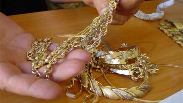 1402,38 грама контрабандни златни изделия откриха в тайник на автобус