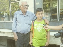 11-годишен намери портфейл с 1205 лева, отиде в полицията, а възрастният собственик му стисна ръката!