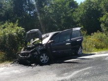Автомобил изгоря на пътя