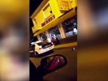 На косъм от трагедията! Млад бургазлия с тойота се вряза в магазин на оживения "Стефан Стамболов"