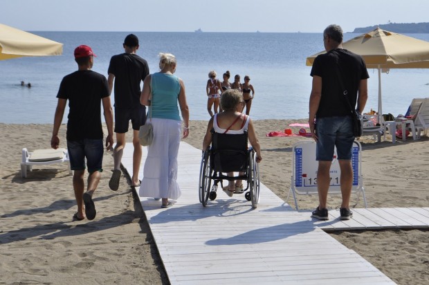 Достъпът на хора с увреждания до плажовете в Бургас е