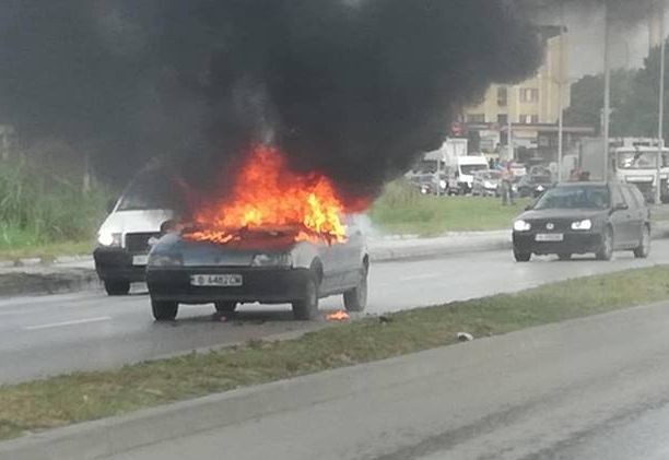 Автомобил Рено се запали и изгоря в движение на улица