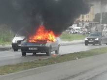Кола се запали и изгоря в движение във Варна