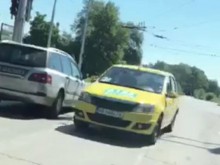 Когато за теб няма правила! Пловдивски таксиджия кара в насрещното