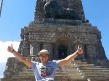 Уникалният Пламен покори връх Шипка на ръце